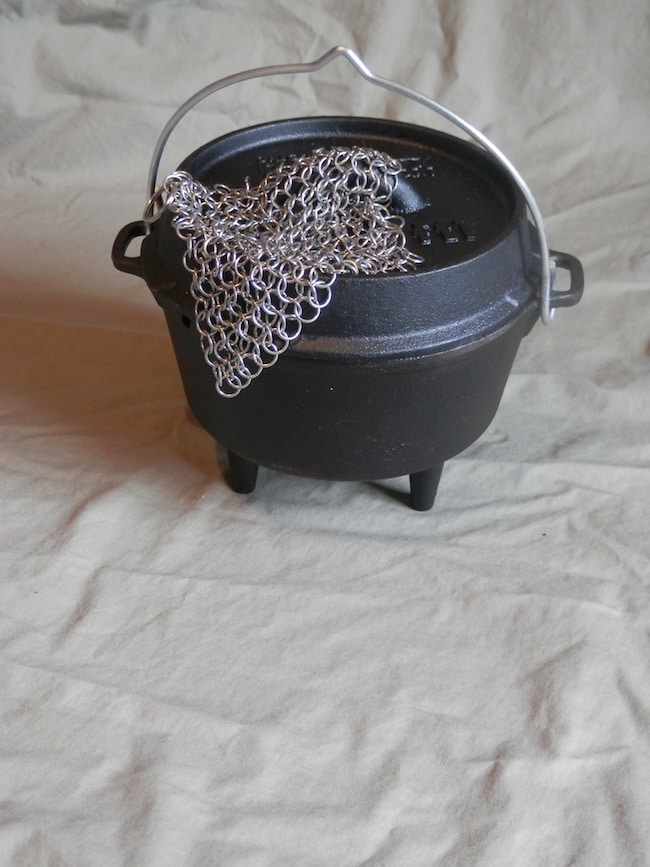 http://bushcraftuk.com/wp-content/uploads/2018/02/Petromax-ft1-Dutch-Oven-with-Chain-Mail-Cleaner.jpg