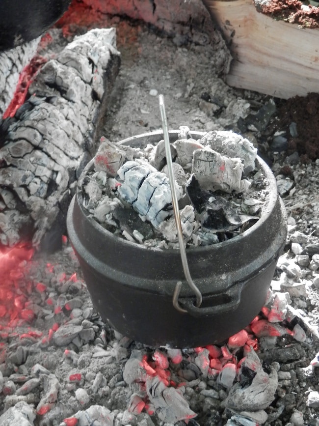 http://bushcraftuk.com/wp-content/uploads/2018/02/embers-on-and-under-the-Dutch-Oven.jpg