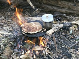 strap hinge trivet (8) Bannock and coffee.JPG